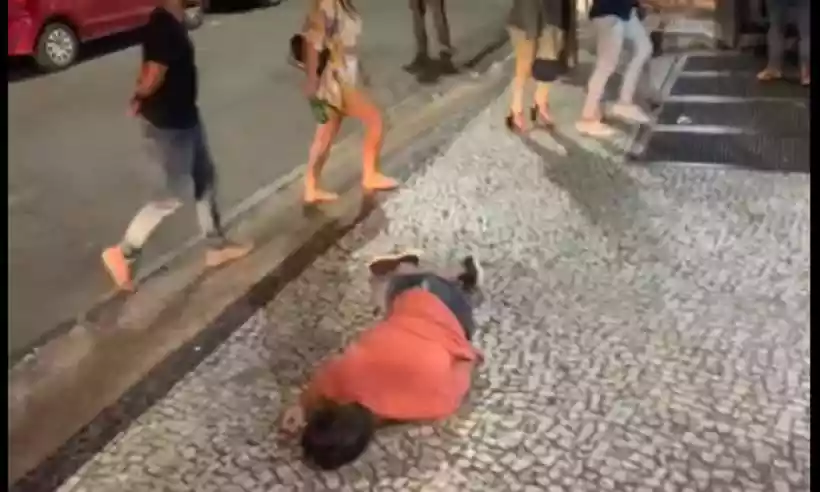 Vídeo: policial leva chute na cabeça e fica desacordado em briga de bar - Redes Sociais