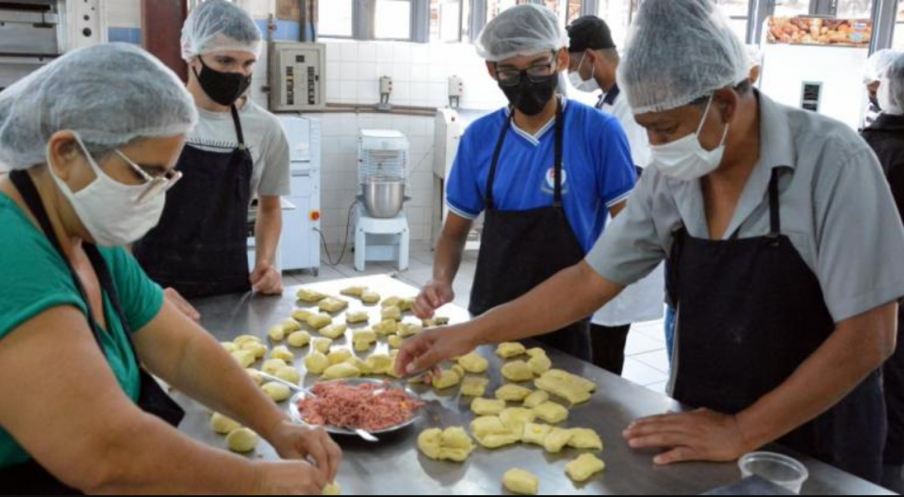 PBH oferece curso para salgadeira, auxiliar de cozinha e quitandas mineiras - Divulgação/PBH