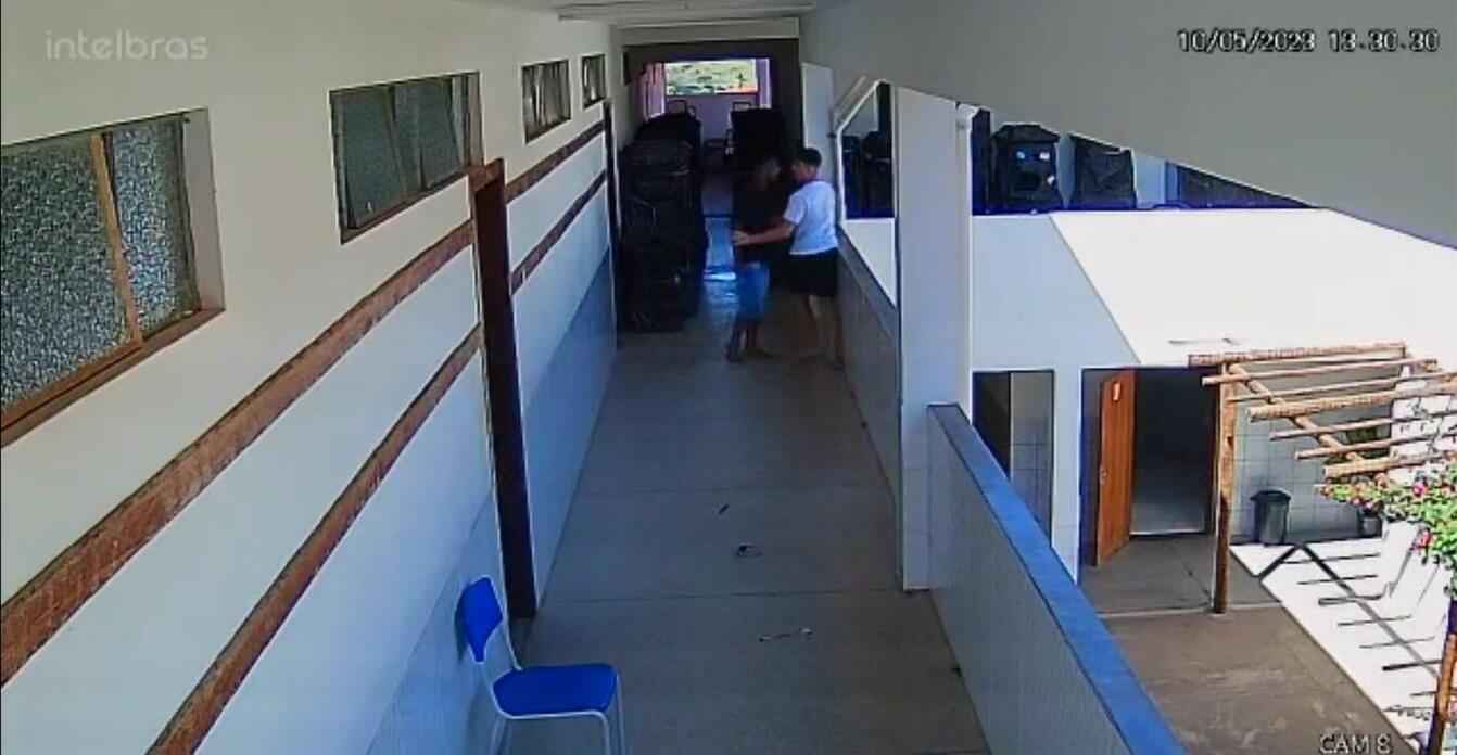 Vídeo: adolescente invade escola e tenta esfaquear colega em Virgem da Lapa - Redes Sociais / Divulgação