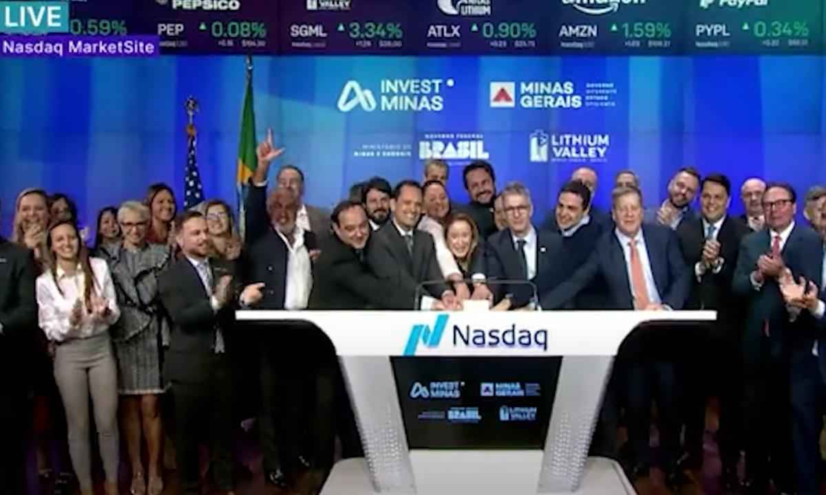 Ao lado de Zema, empresário faz o L em evento na bolsa de NY - Reprodução/NASDAQ