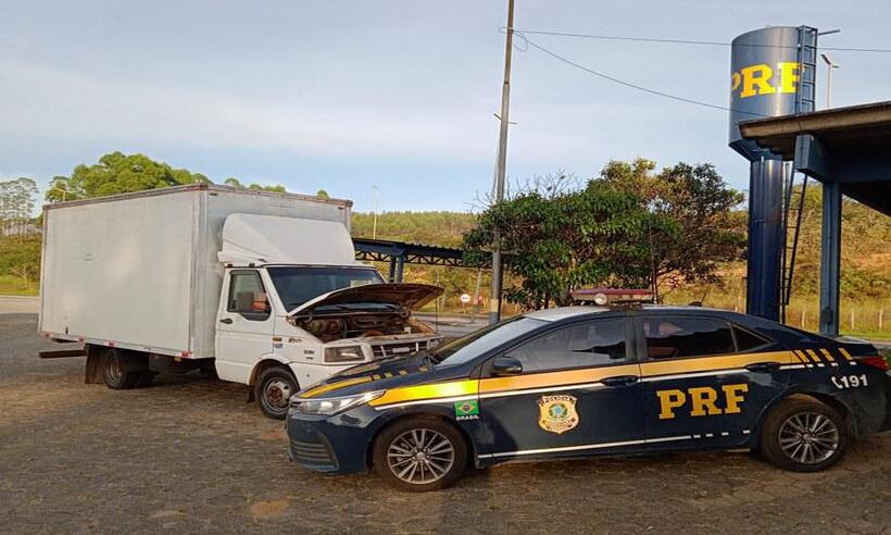 Policiais impedem furto a carga de veículos em posto de gasolina - PRF/Divulgação