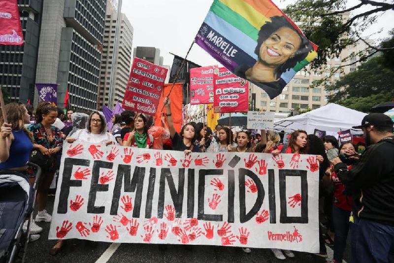 Metade das mulheres assassinadas no Brasil foi vítima de armas de fogo