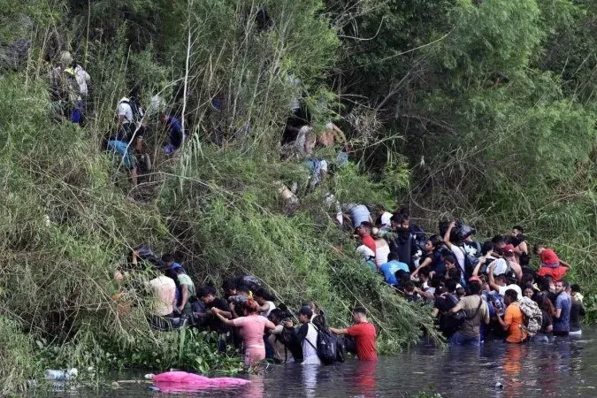 Biden limita acesso a asilo na fronteira com o México - Alfredo Estrella/AFP