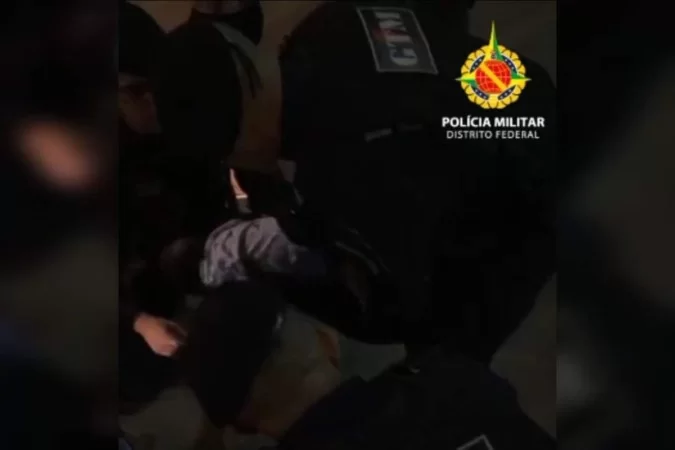 Policiais salvam bebê engasgado após gritos da mãe pedindo socorro - PMDF/Reprodução