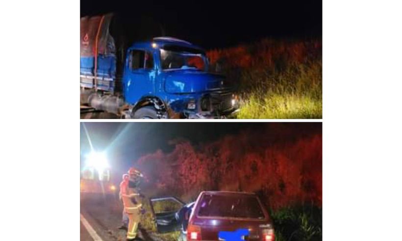 Batida entre carro e caminhão mata motorista na MG-450 - CBMMG/Divulgação