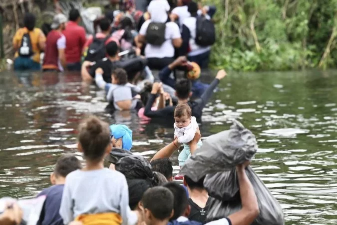 EUA temem caos na fronteira com o México por política migratória - Alfredo Estrella/AFP