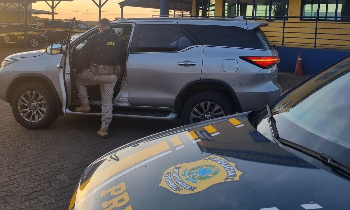 Homem é preso em Uberlândia com carro de mais de R$ 300 mil furtado em BH - Divulgação/PRF