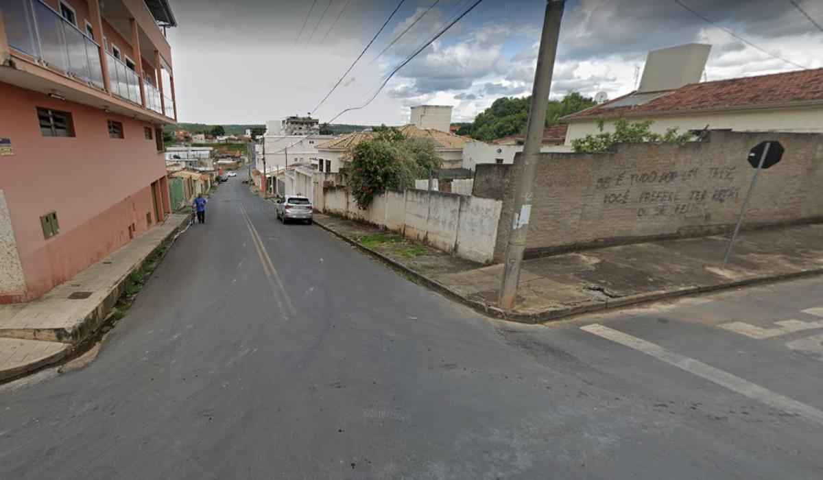 Homem é esfaqueado após pedir chinelo do amigo de volta - Google Street View