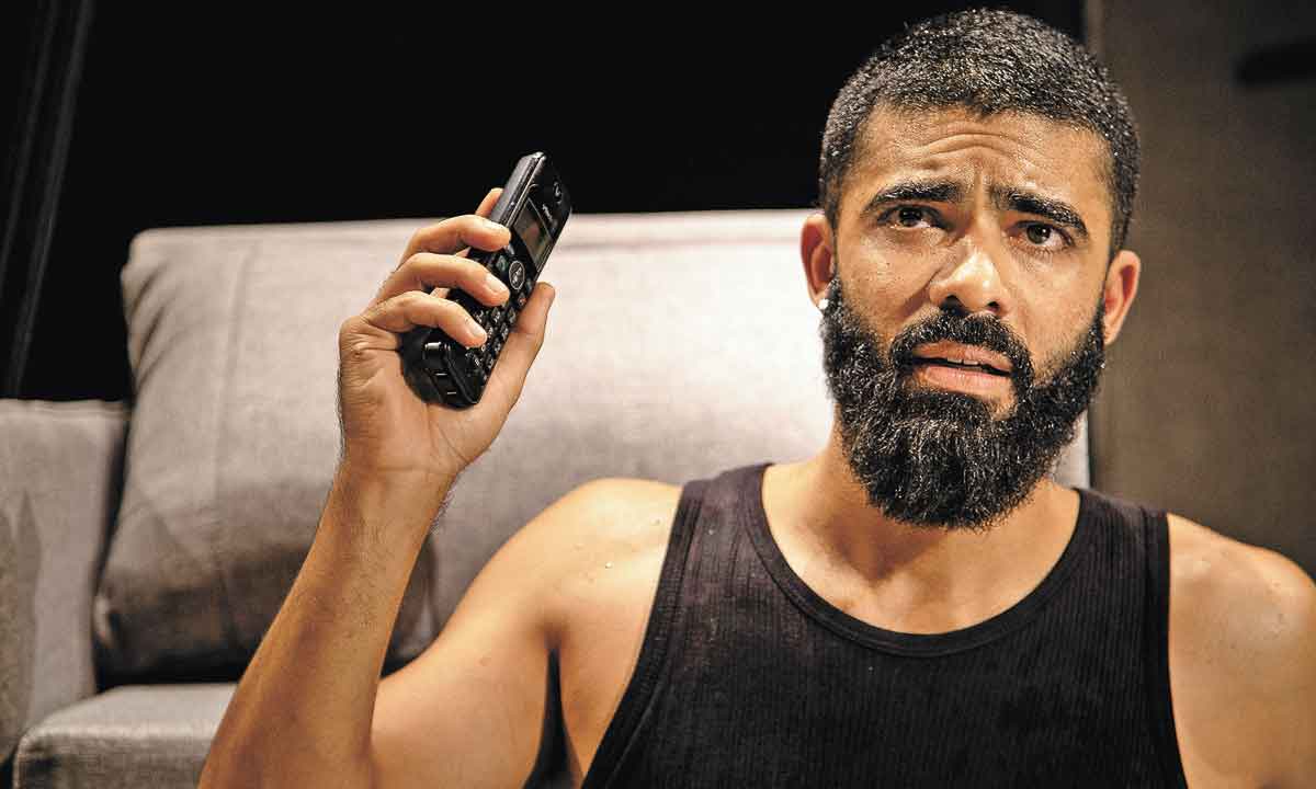 Guilherme Colina é abusador na peça 'O animal agoniza', sobre feminicídio - Igor Cerqueira/divulgação