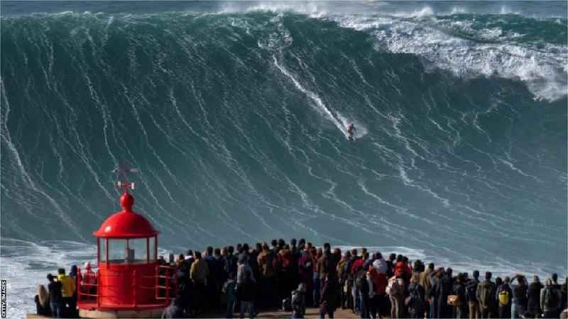 'Vi a morte de perto': como é surfar as ondas gigantes de Nazaré - Getty Images