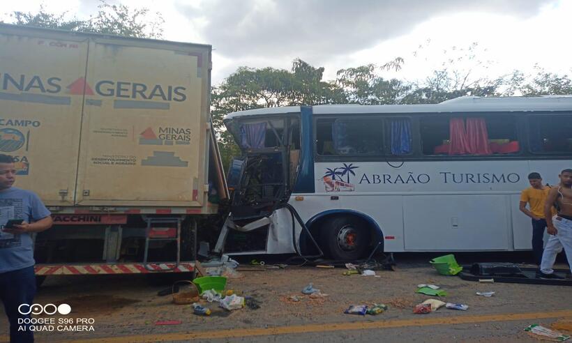 Acidente entre ônibus e caminhão mata jovem e fere três pessoas na MGC-122 - CBMMG