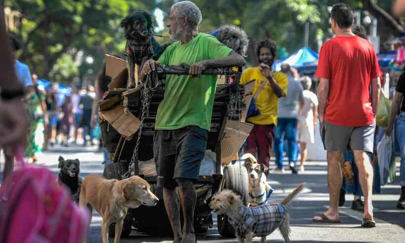 Encantador de cães 'rouba a cena' na Feira Hippie no Dia das Mães - Leandro Couri/EM/D.A Press