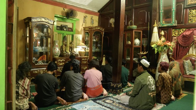 As mulheres trans que desafiam preconceito para professar islamismo na Indonésia - BBC
