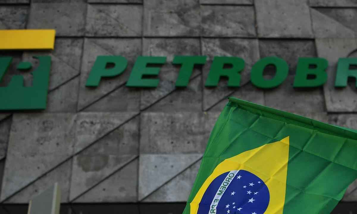 Ações da Petrobras operam em alta após nova política de preços - CARL DE SOUZA/AFP