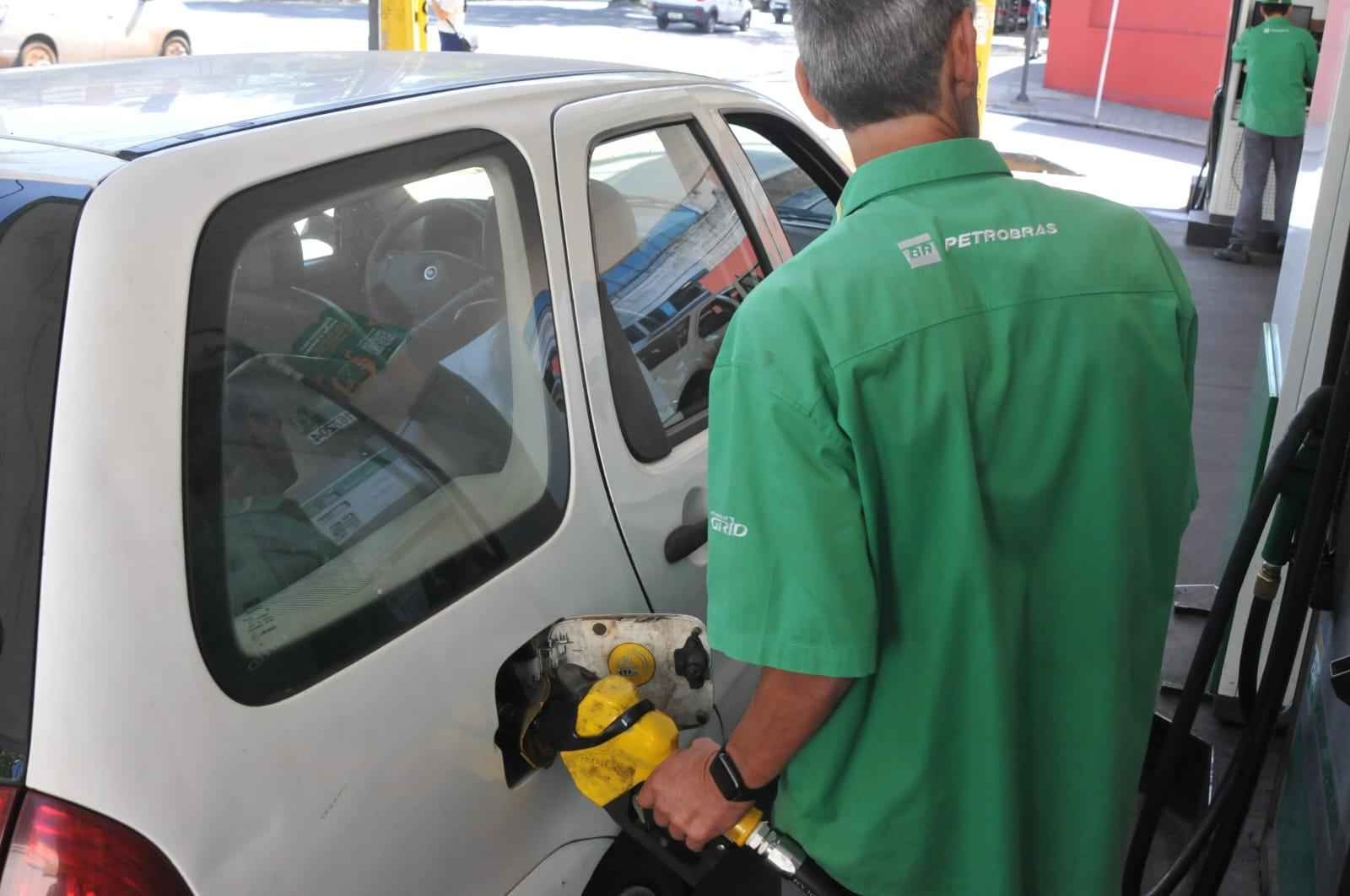 A gasolina passou de R$ 6 por litro pela primeira vez desde setembro de 2023 -  (crédito: Gladyston Rodrigues/ EM/ D.A Press)