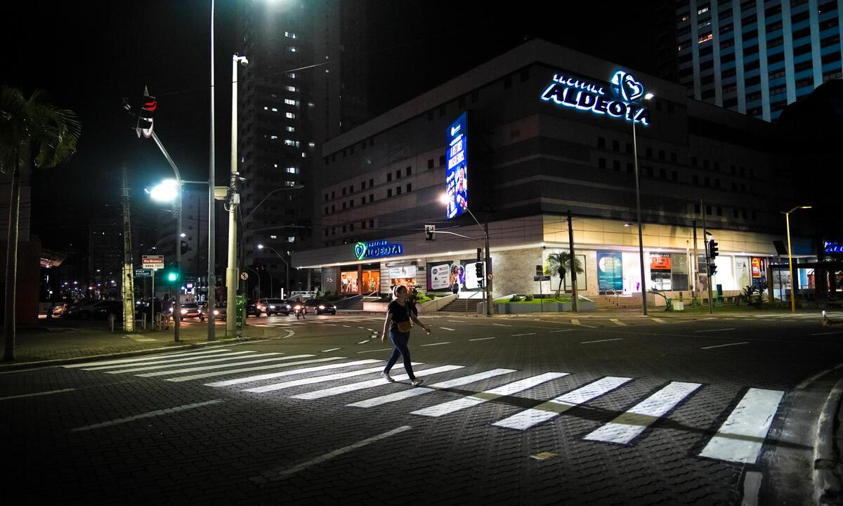 Faixa de trânsito que ilumina pedestres é testada em Fortaleza - Prefeitura de Fortaleza/Divulgação