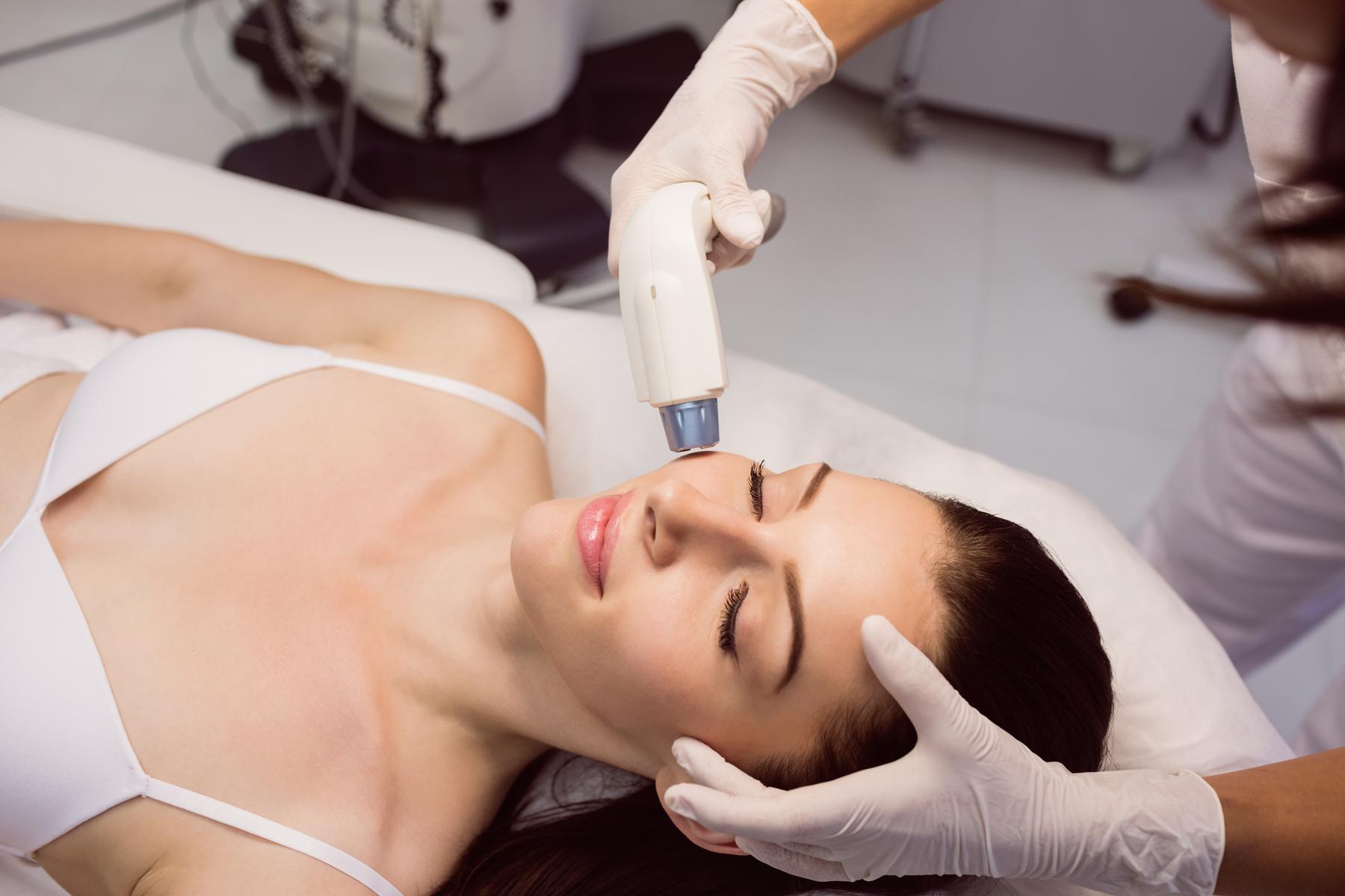 Coquetel de laser: tratamentos de pele promete ser hit neste ano - Freepik