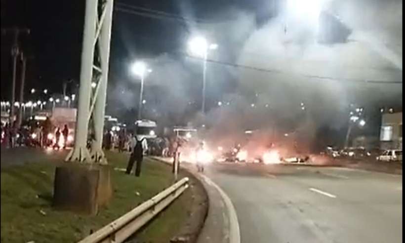 Manifestantes ateiam fogo em pneus e interditam Anel Rodoviário em BH - Redes Sociais / Reprodução