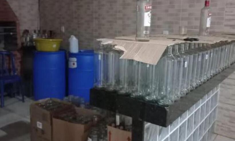 Mãe e filho são presos por vender e falsificar bebidas alcoólicas em Minas - PMMG/Divulgação