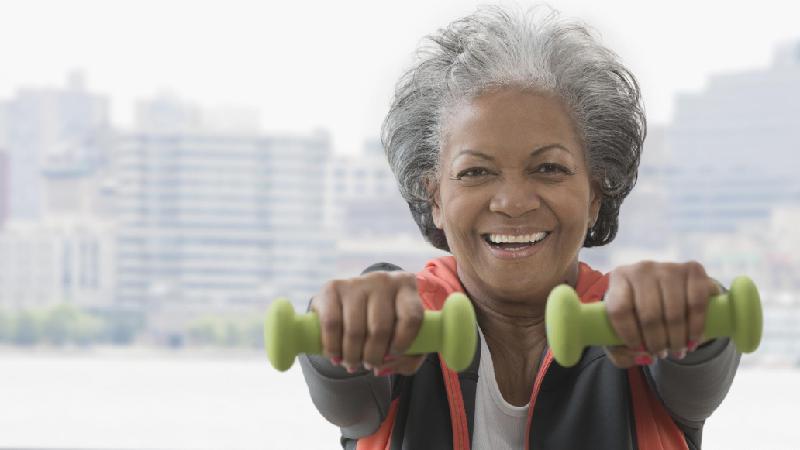 Musculação é fundamental para as mulheres antes e depois da menopausa - Getty Images