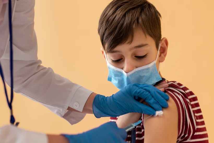 Fake news sobre vacinas disseminam temor entre as famílias - Freepik