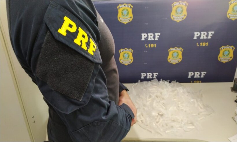 Passageiro é preso com mais de 700 pinos de cocaína na BR-116 - PRF/Divulgação