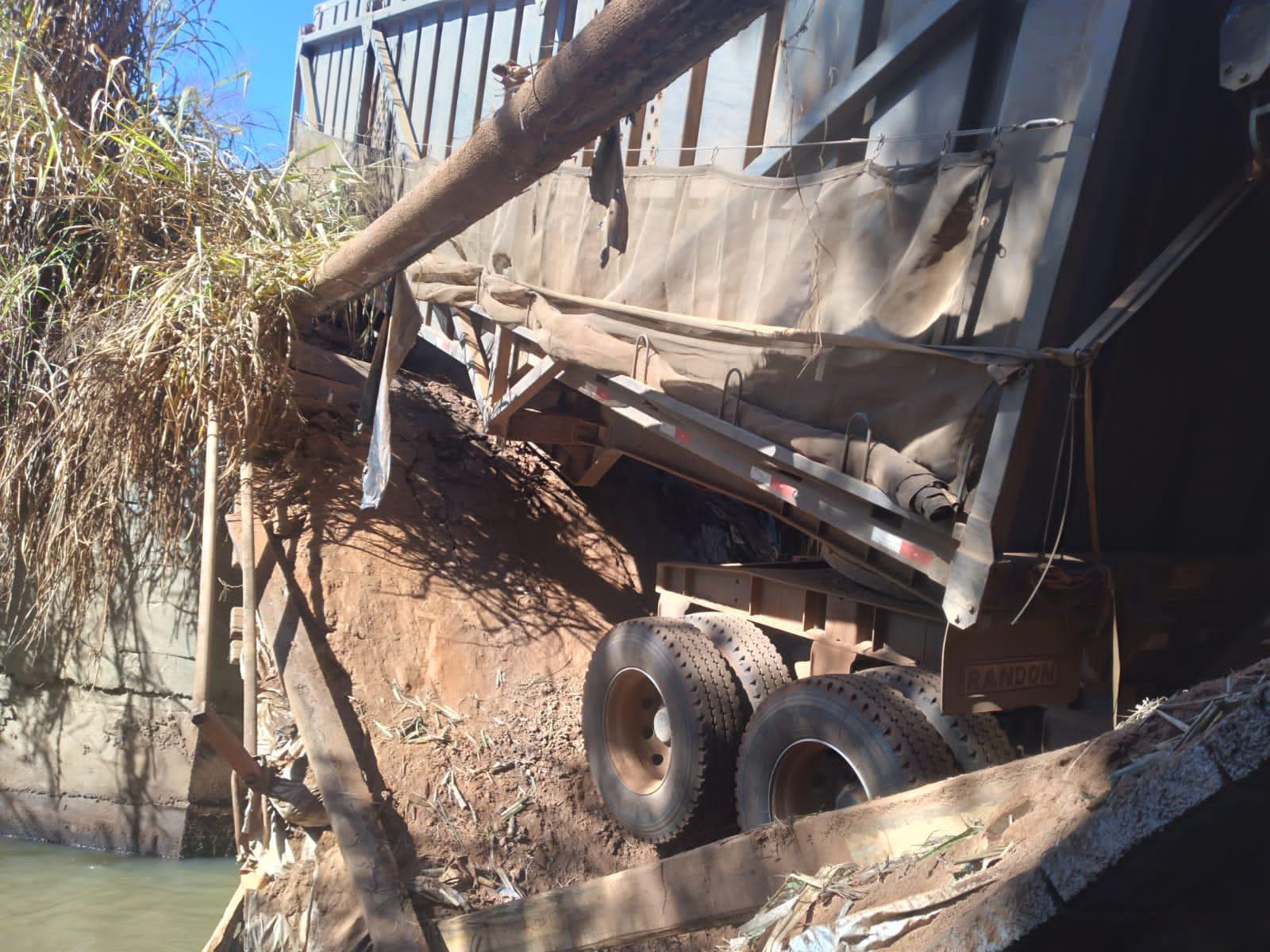 Caminhão bitrem quebra ponte em Passos - Asscom PMP