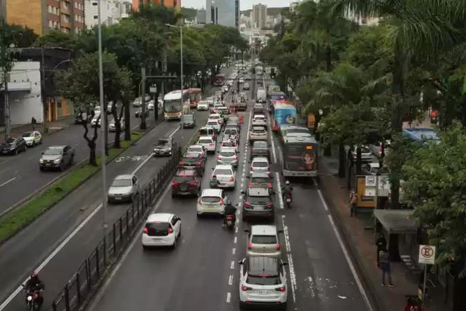 Liberação das faixas de ônibus de 10 vias de BH para carros começa hoje  - Edésio Ferreira/EM/D.A Press