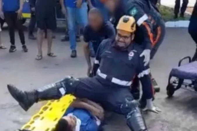 Socorrista do Samu escorrega e cai em cima de paciente; vídeo viraliza - Redes sociais/ reprodução