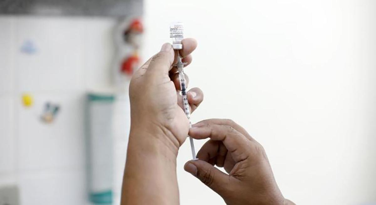 Prefeitura de BH aplica hoje vacinas contra meningite, gripe e COVID-19  - Amira Hissa/PBH