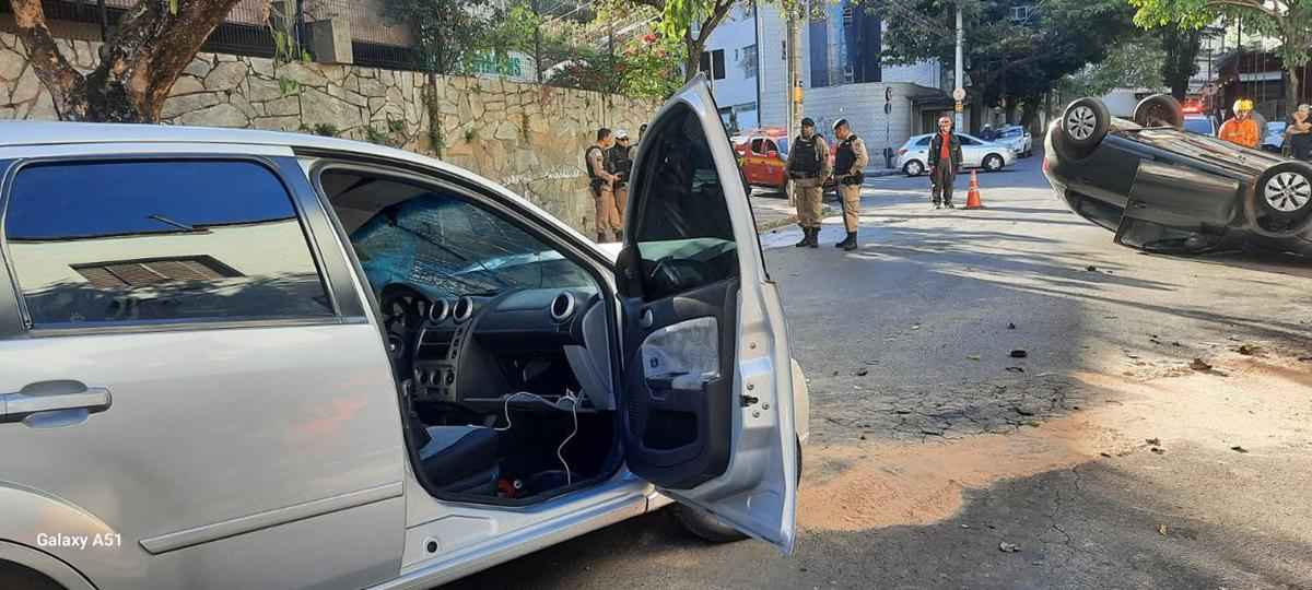 Carros batem e capotam rua abaixo deixando 5 feridos no Bairro Serra - Sala de Imprensa/CBMMG