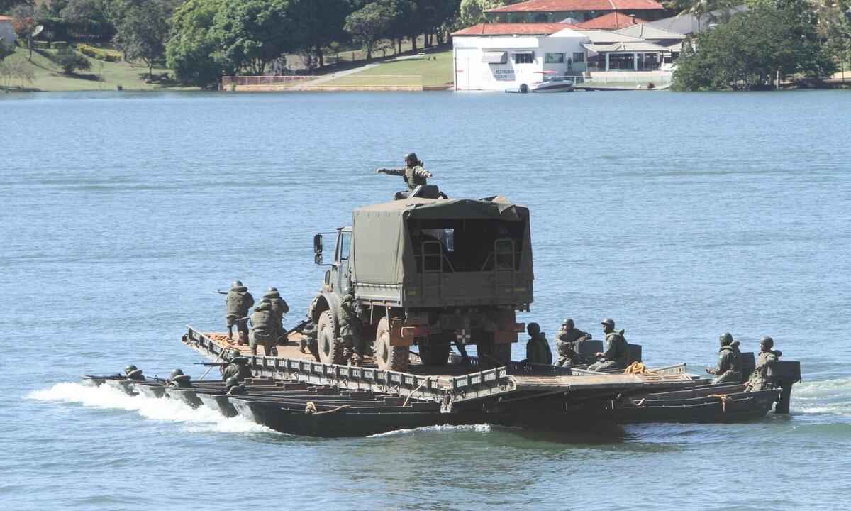 Operação da Marinha quebra sossego em Furnas - Edésio Ferreira/EM/D.A Press