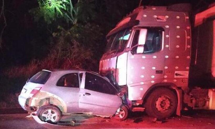 Mulher morre em acidente entre caminhão e carro na MG-179 - PMRv/Divulgação
