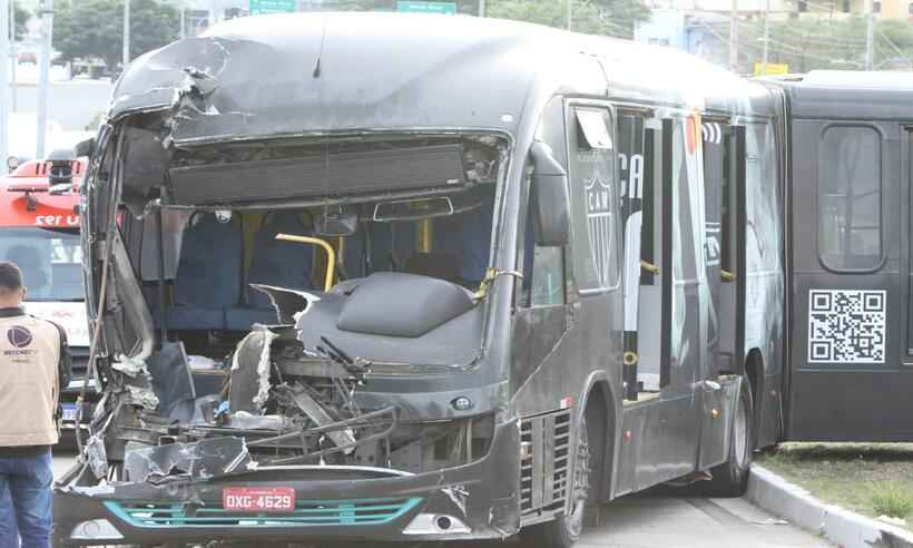 Batida entre dois ônibus deixa 17 feridos na Avenida Pedro I - Edésio Ferreira/EM/D.A Press