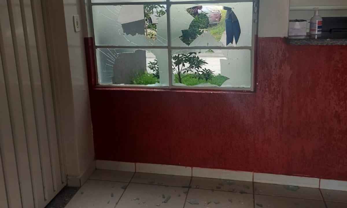 Homem quebra janela em hospital por causa de atestado médico do filho - PMMG/Divulgação