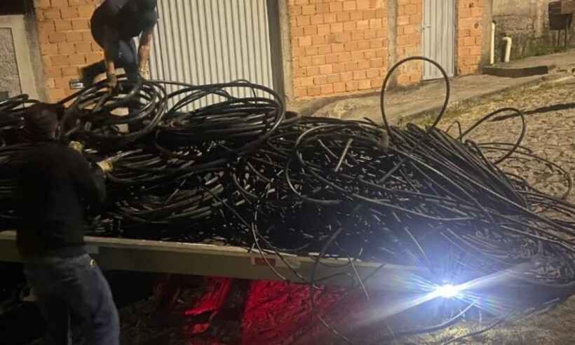 Trio é preso com tonelada de fios de cobre em Ribeirão das Neves - PMMG/Divulgação