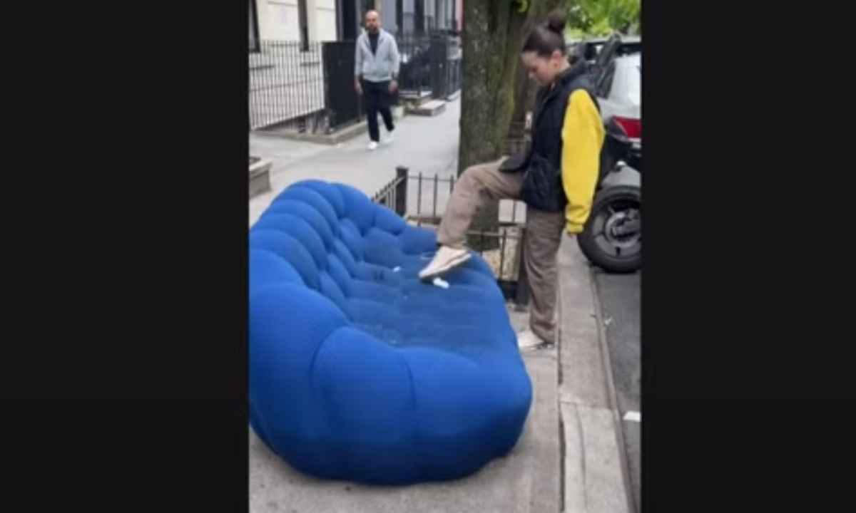 Jovem encontra sofá de R$ 40 mil na rua e vídeo viraliza - reprodução/twitter