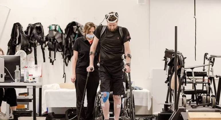 Paraplégico retoma a caminhada com auxílio de inteligência artificial - Reprodução redes sociais / @BRIEFSTORY