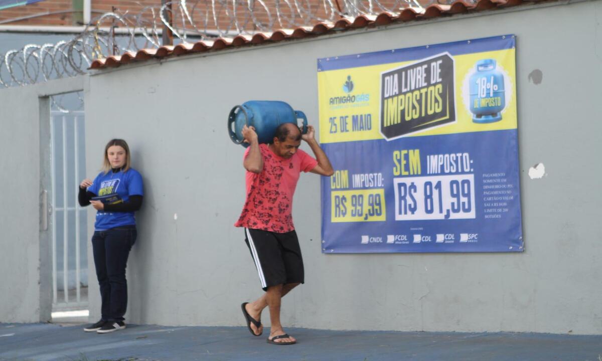 Dia sem impostos: gás de cozinha é vendido com desconto em BH - Edesio Ferreira/EM/D.A.Press