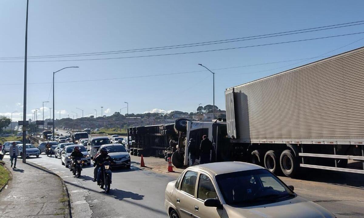 Anel Rodoviário: carreta tomba e causa congestionamento - Edésio Ferreira/EM/D.A press