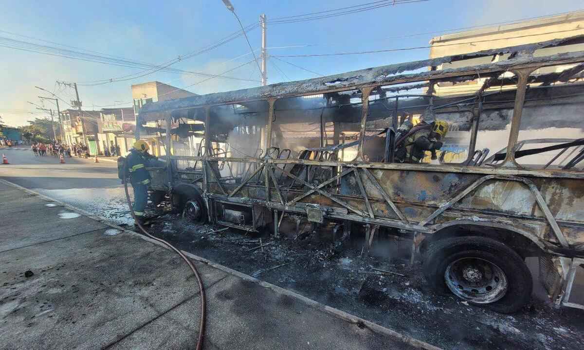 Polícia prende quatro suspeitos de incendiar dois ônibus em Contagem - Corpo de Bombeiros/Divulgação