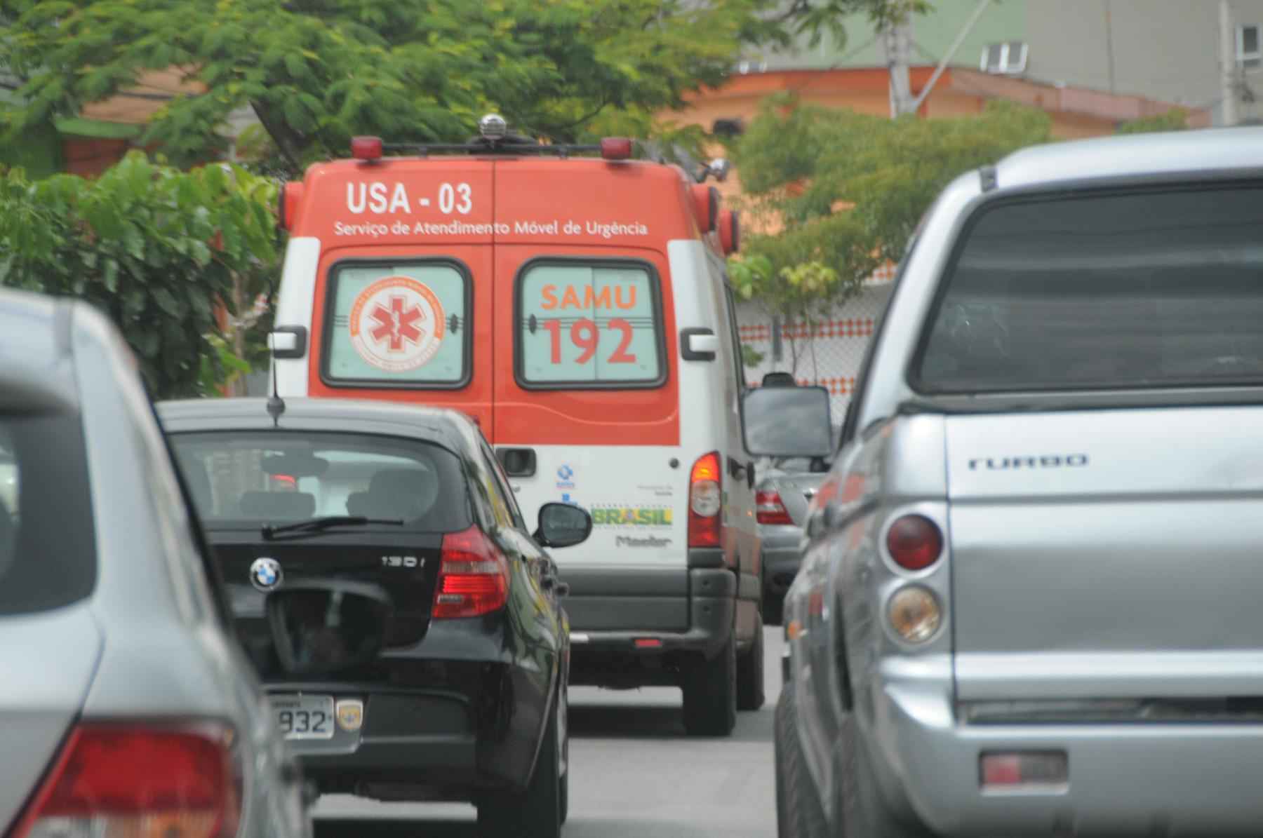 Homem atravessa em local irregular e é atropelado por Move, em BH - Beto Novaes/EM - 2014
