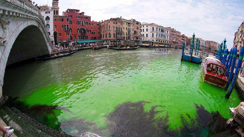 Mancha verde fluorescente em canal intriga cidade - EPA