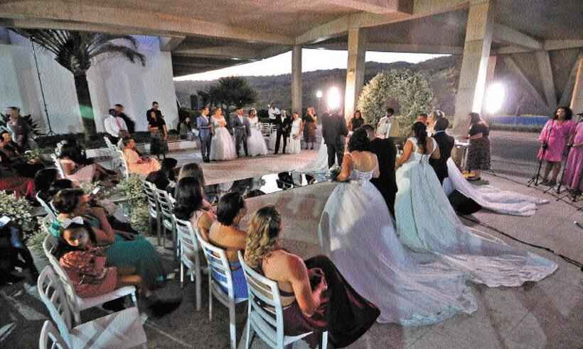 Casais celebram a união em cemitério de Sabará - Gladyston Rodrigues/em/d. a. press