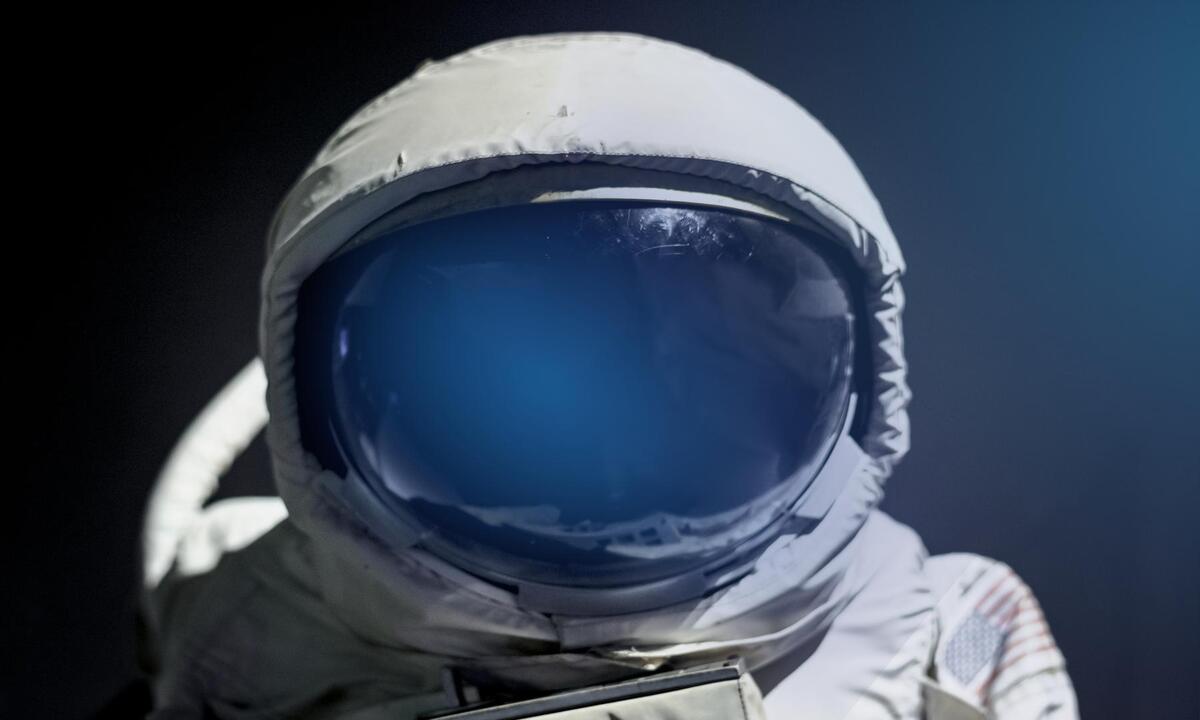 Empresa de NY transforma CO2 exalado por astronautas em alimento - Freepik