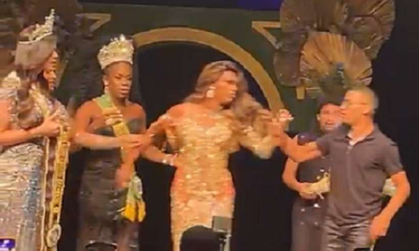 Vídeo: homem invade palco e quebra coroa de Miss Gay após o marido perder - Redes sociais/Reprodução