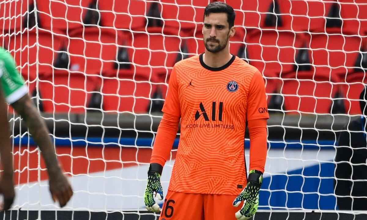 Goleiro Sergio Rico, do PSG, é internado após acidente com cavalo - AFP/FRANCK FIFE