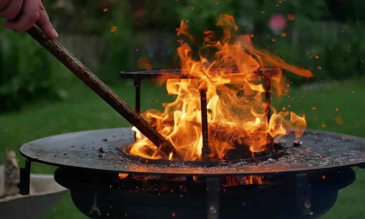 Explosão em churrasqueira deixa criança com 75% do corpo queimado  - Pixabay/Reprodução