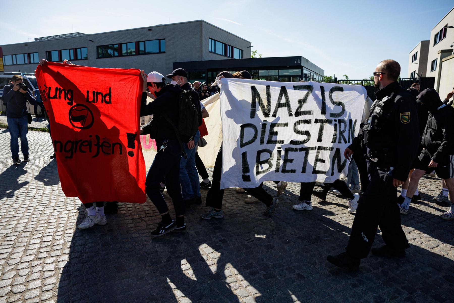 Tribunal alemão condena mulher e cúmplices por ataques contra neonazistas