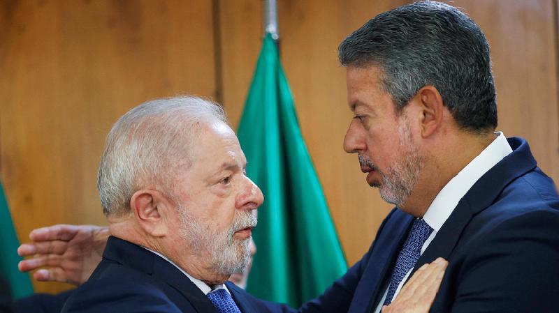 'Cabo de guerra' entre Lula e Lira é fruto do 'presidencialismo do descaso' criado por Bolsonaro, diz professor da USP - Reuters